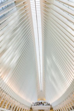 NEW YORK, ABD - OCT 6, 2017: NEW YORK - 8 Eylül: Oculus New York 'taki Beyaz Dünya Ticaret Merkezi' nin içi insanlarla dolu. İstasyon mimar ve mühendis Santiago Calatrava tarafından tasarlandı..