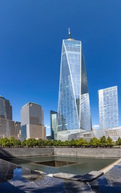 NEW YORK, ABD - OCT 6, 2017: New York, ABD 'de bir Dünya Ticaret Merkezi İnşaat, Büyük Elma' nın Skyline 'ı.