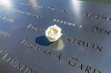 NEW YORK, ABD - OCT 6, 2017: New York 'taki 9 / 11 anma törenine birinin ismiyle bırakılan tek bir gül.