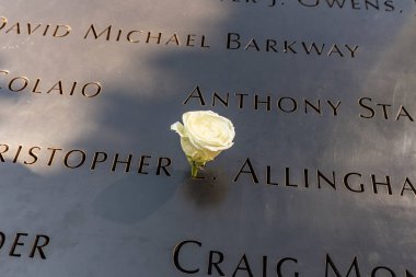 NEW YORK, ABD - OCT 6, 2017: New York 'taki 9 / 11 anma törenine birinin ismiyle bırakılan tek bir gül.