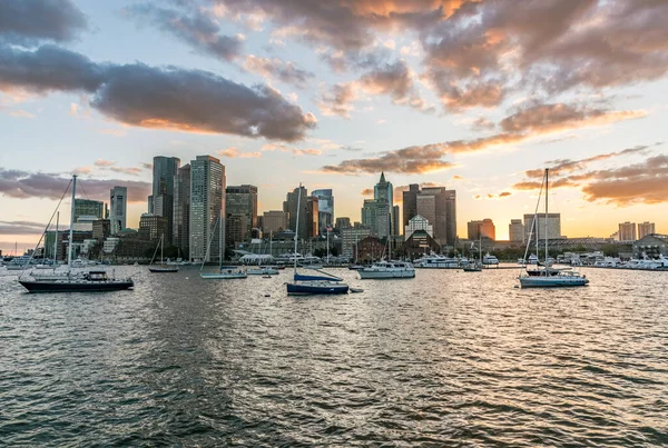 Boston 2017 米国の日没でボストンのスカイラインを表示します ボストンはマサチューセッツ州最大の港です — ストック写真