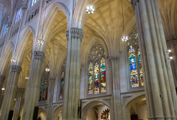New York City, ABD - OCT 4, 2017: St. Patrick Katedrali Neo-Gotik tarzı Katolik katedrali ve New York 'un önemli bir simgesidir.