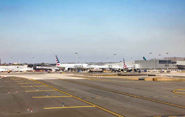 2017年10月4日 ニューヨークのJfk空港の滑走路とエプロンの航空機 Jfk空港はニューヨーク最大の空港で ほとんどの国際線が収容されています — ストック写真