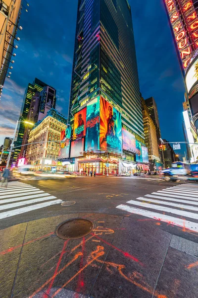 2017年10月5日 朝早くにニュース ブランド 劇場のネオン広告 タイムズスクエアはニューヨークの生活と娯楽の象徴です — ストック写真