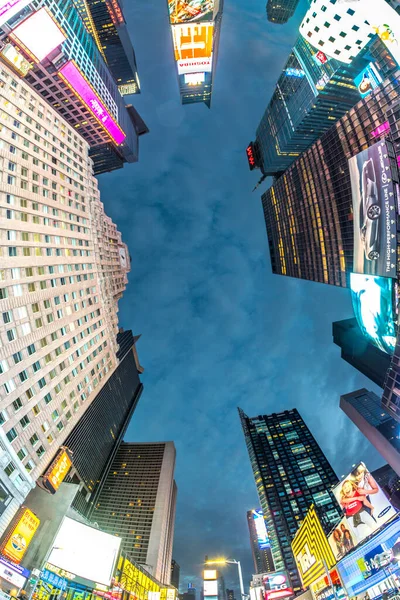 ニューヨーク アメリカ 2017年10月5日 午後遅くに広場でニュース ブランド 劇場のネオン広告 タイムズスクエアはニューヨークの生活と娯楽の象徴です — ストック写真