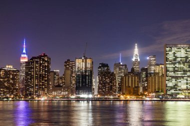 NEW YORK, ABD - OCT 6, 2017: ışıklandırılmış Empire State ve Chrysler binasıyla New York 'un ufuk çizgisi görüntüsü.