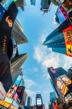 New York, Usa - 7 Ekim 2017: Akşam üzeri Times Meydanı 'nda neon reklamlar, markalar ve tiyatrolar. Times Meydanı New York yaşamı ve eğlencesi için bir semboldür..