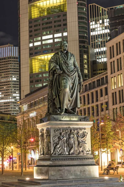 FRANKFURT, GERMANY OCT 27, 2017: Frankfurt, Almanya 'da geceleyin şair Johann Wolfgang von Goethe' nin heykeli.