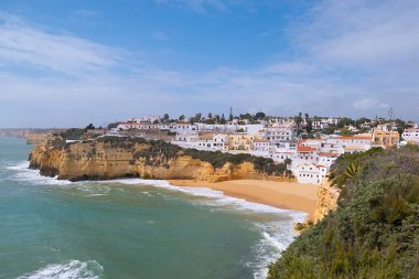 Portekiz 'deki Algarve' de romantik balıkçılar köyü carvoeiro manzarası