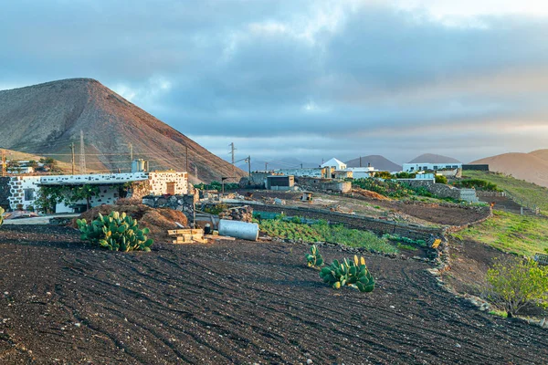 消滅の火山と女だらけの風光明媚な日の出 — ストック写真