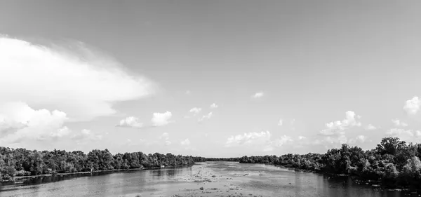 查看对其宽河床和非接触的性质在路易斯安那州河 Missisippi — 图库照片