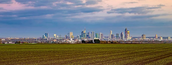 Skyline Van Frankfurt Door Nacht Met Wolken Wolkenkrabber — Stockfoto