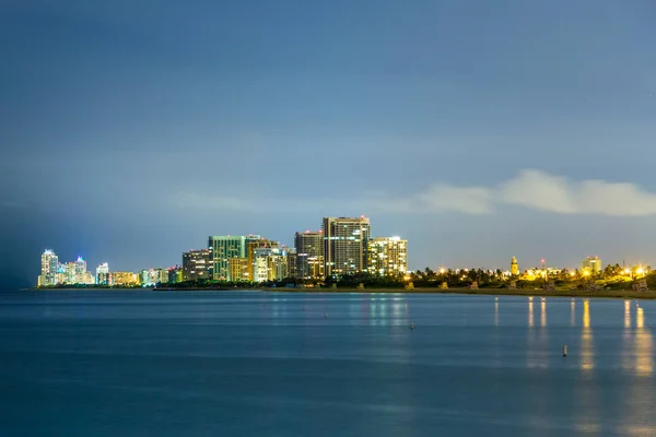 Skyline Soliga Öar Stranden Natten Med Reflektion Havet — Stockfoto