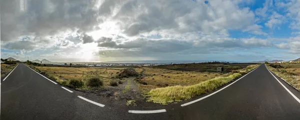 Vacker Utsikt Över Landskapet Med Tom Väg Lanzarote Kanarieöarna Spanien — Stockfoto