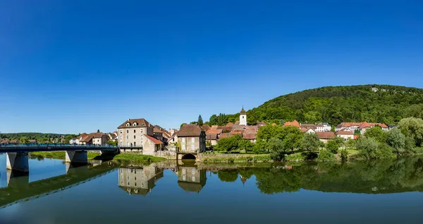 Мост Типичной Маленькой Деревушке Isle Sur Doubs Франции Долине Дубс — стоковое фото