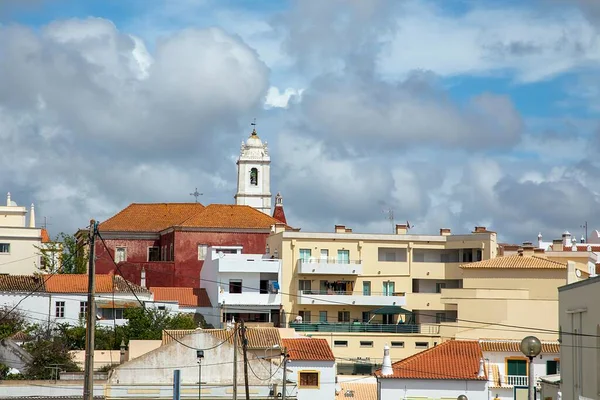 Uitzicht Het Kleine Dorpje Alcantarilha Algarve Portugal Onder Donkere Wolken — Stockfoto
