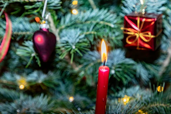 Brandende Kerstkaarsen Aan Kerstboom Als Oude Duitse Traditie — Stockfoto