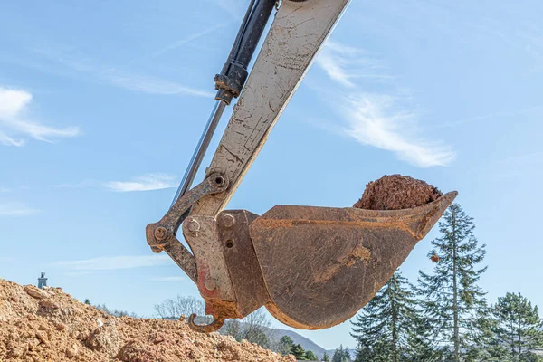 Detalj Grävmaskin Skopa Fylld Med Jord Blå Himmel — Stockfoto