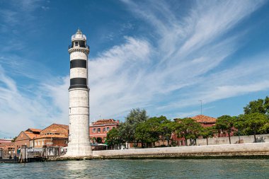 Murano adasının eski deniz feneri beyaz taşlardan yapılmıştır. Punta Faro, Venedik lagünü, UNESCO dünya mirası sahası, Veneto, İtalya, Avrupa.