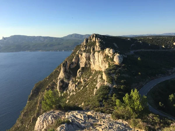 黑醋栗镇 Canaille 岩石和地中海航线 Des 克里特的山路 普罗旺斯 法国从视图 — 图库照片