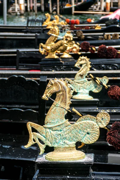 Знак Морского Конька Традиционной Гондоле Венеции Италия — стоковое фото