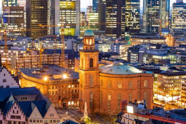 Frankfurt, Almanya - 13 Ocak 2017: Almanya 'nın St. Pauls Kilisesi manzaralı Frankfurt am Main ufuk çizgisi