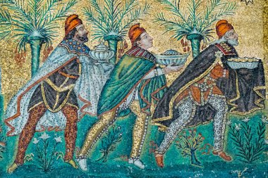 Ravenna, İtalya - 15 Ekim 2021: Erken dönem Hıristiyan Bizans sanat ve mimarisinin önemli örneklerine sahip San Vitale Bazilikası 'nın içi. Ravenna. İtalya. İmparatoriçe Theodora ve hizmetkarları.