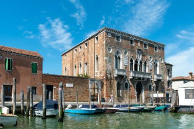 Venedik, İtalya - 1 Temmuz 2021: Venedik, İtalya 'da Vetreria Artistica La Fenice di Albertini inşaatı.