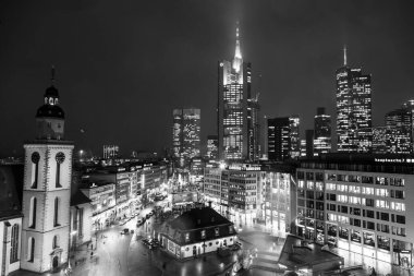 Frankfurt, Almanya - 5 Mayıs 2013: Almanya 'nın Frankfurt şehrinde Hauptwache ve gökdelenle birlikte gökdelene bakın. 2012 nüfusu 704,449 olan Almanya 'nın beşinci büyük şehridir..