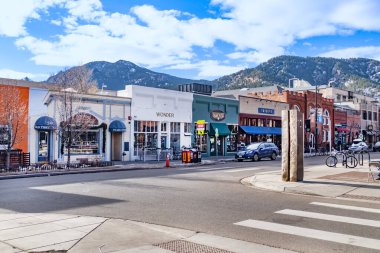 Boulder, ABD - 25 Aralık 2019: Rocky Dağları 'ndaki Boulder, Colorado şehir merkezindeki Pearl Street AVM' nin manzarası.