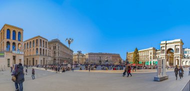 Milano, İtalya - 5 Ocak 2017: İnsanlar soğuk bir kış günü katedralin merkezi meydanını ziyaret ediyor..