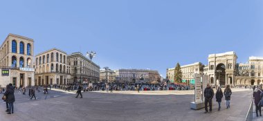 Milano, İtalya - 5 Ocak 2017: İnsanlar soğuk bir kış günü katedralin merkezi meydanını ziyaret ediyor..