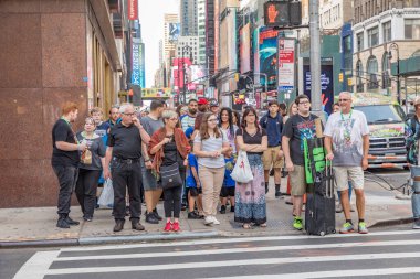 New York, ABD - 7 Ekim 2017: İnsanlar Manhattan, New York şehir merkezinde karşıdan karşıya geçmek için yaya geçidinde yeşil ışık bekliyor..