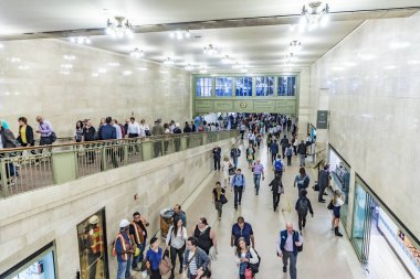 NEW YORK, ABD - OCT 5, 2017: İnsanlar Manhattan şehir merkezindeki sanat yenilik tarzında büyük merkezi terminalde acele ediyorlar. Grand Central, ABD 'deki en ünlü tren istasyonudur..