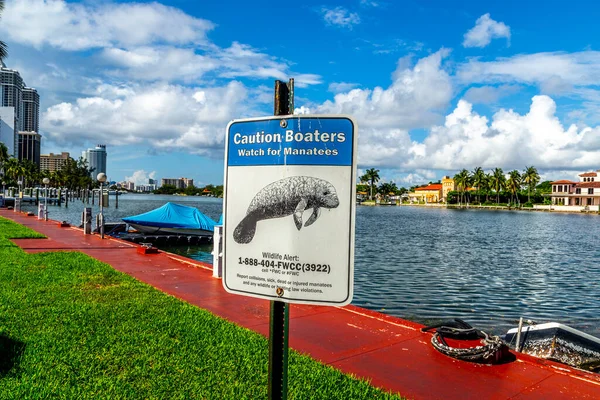 Fort Lauderdale Usa August 2013 Warning Sign Watch Manatees Pier — Stock Photo, Image