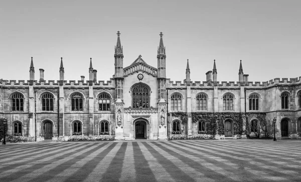 ケンブリッジ大学 2017年4月16日 コーパスクリスティ大学の中庭は 1352年に設立されたケンブリッジ大学の古代の大学の一つです — ストック写真