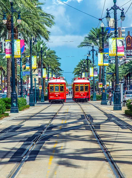 New Orleans Usa Luglio 2013 Tram Rosso Rotaia Nel Quartiere — Foto Stock