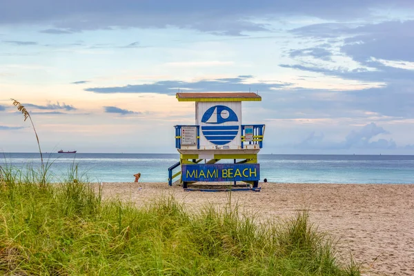 Miiami Usa Sierpnia 2013 Ratownik Południowej Plaży Miami Ludźmi Plaży — Zdjęcie stockowe