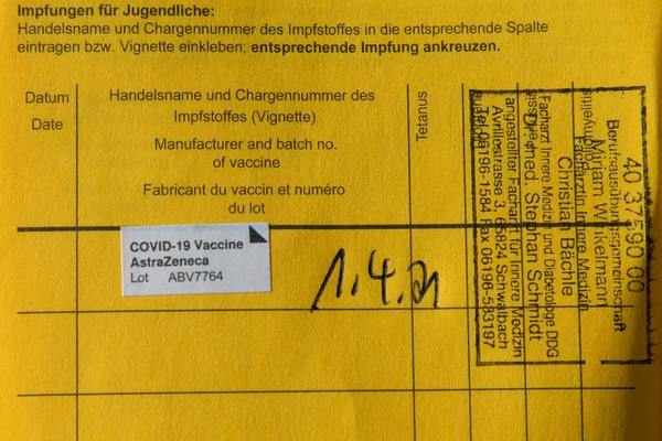 德国法兰克福 2021年4月1日 德国疫苗接种书 其中记载了混合疫苗接种 — 图库照片