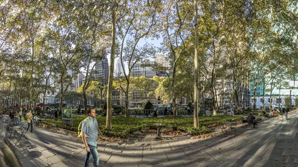 Nowy Jork Usa Października 2017 Ludzie Odpoczywają Bryant Park Manhattanie — Zdjęcie stockowe