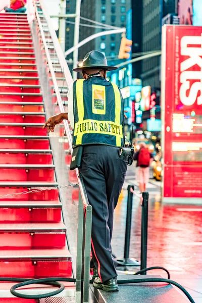 美国纽约 2017年10月5日 清晨保安人员在时代广场观看人们 — 图库照片