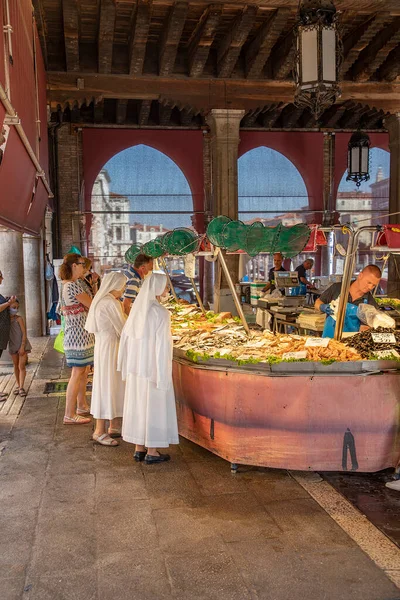 Venice Italy July 2021 Local People Visit Old Fish Market — Stock Photo, Image