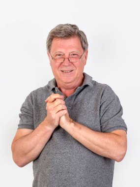 Olgun adamla gri polo gömlek gülümseyen portresi