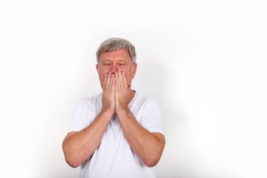 Yakışıklı bir adam gözlerinin önünde ve birinin yüzünü beyaz ellerle kapatır.