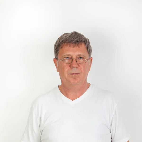 Retrato Homem Aparência Séria Com Óculos Leitura Isolado Branco — Fotografia de Stock