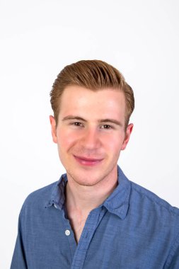 Gülümseyen yakışıklı bir gencin portresi.