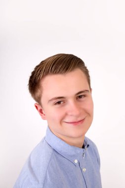 mutlu gülümseyen beyaz çocuk portresi