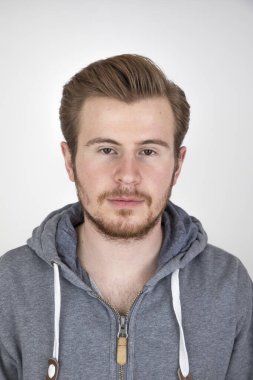 Havalı görünen sıradan giysili genç bir adamın portresi.