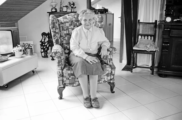Portret Van Schattig Glimlachen Negentig Jaar Oud Oma Zitten Haar — Stockfoto