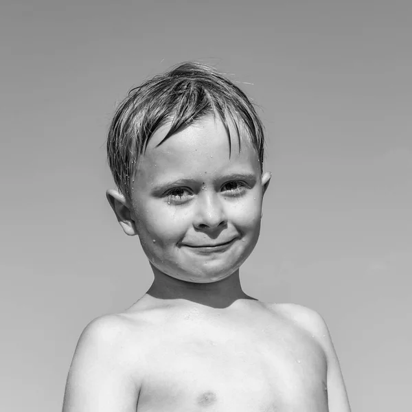 Retrato Menino Bonito Praia Sob Céu Azul — Fotografia de Stock